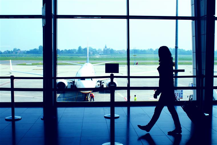 Passageiros nos aeroportos portugueses caem para 69,4% em 2020
