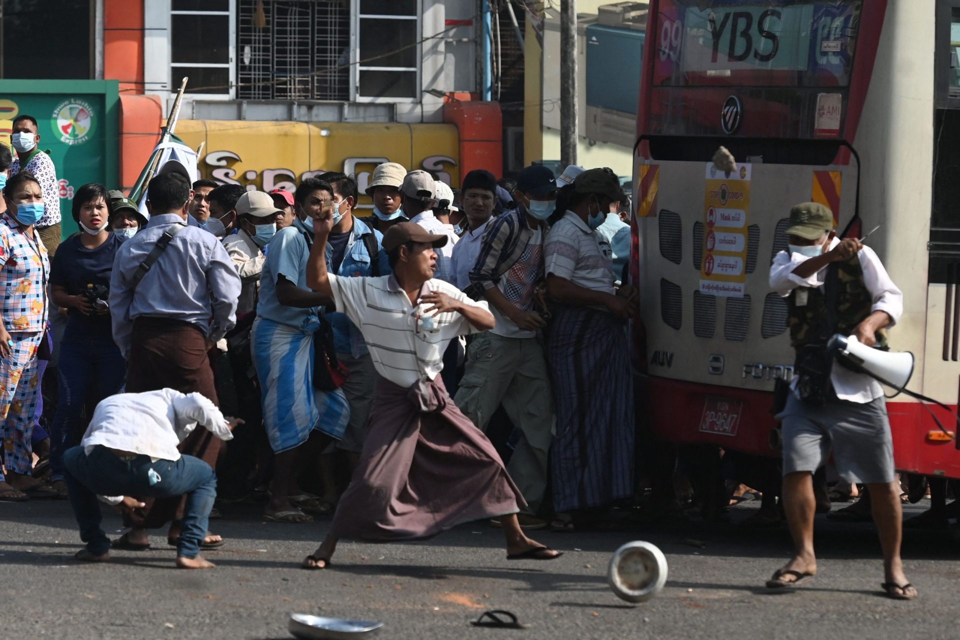 Myanmar. Apoiantes do golpe de Estado atacam manifestantes