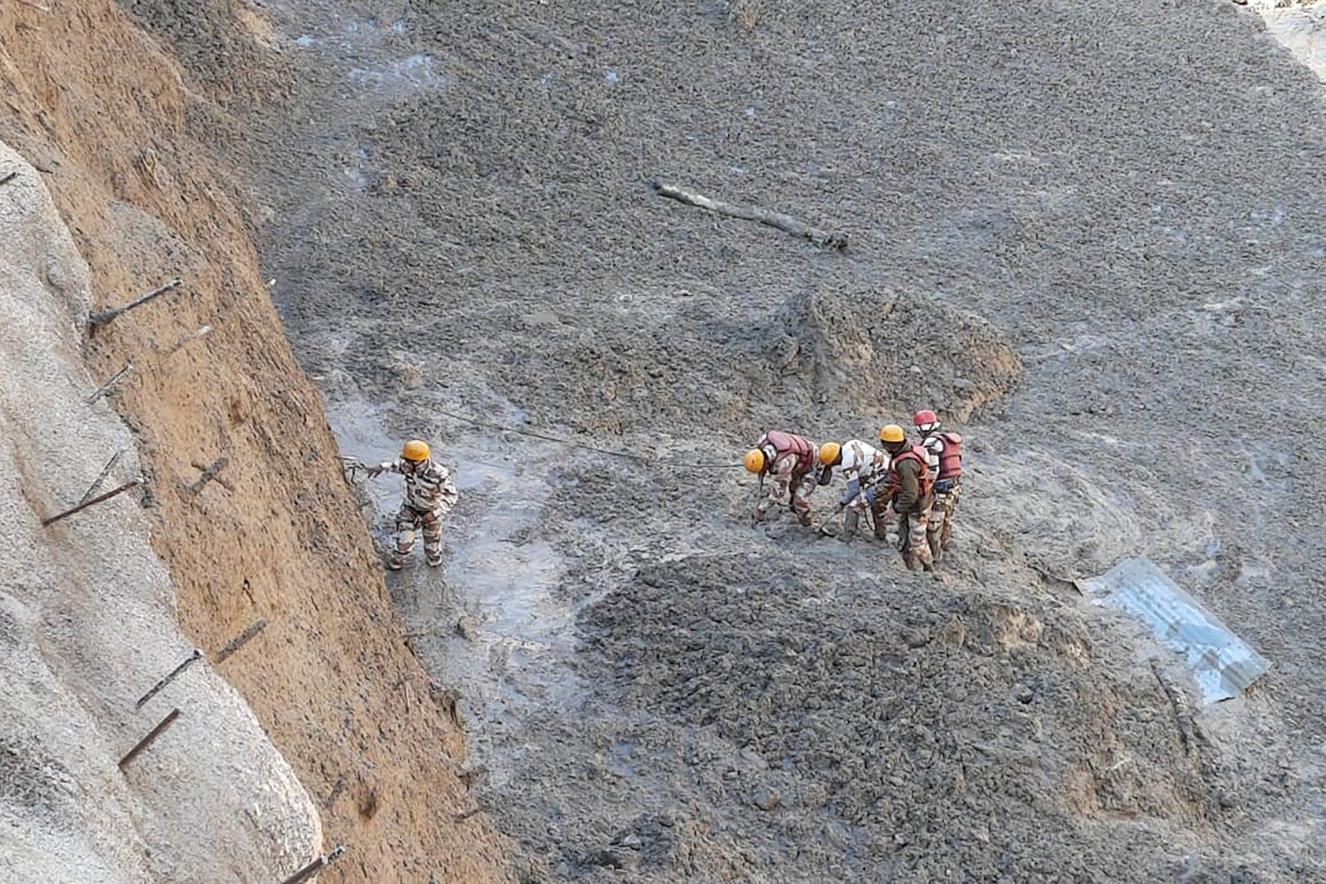 Centenas de mortos e desaparecidos após queda de glaciar nos Himalaias