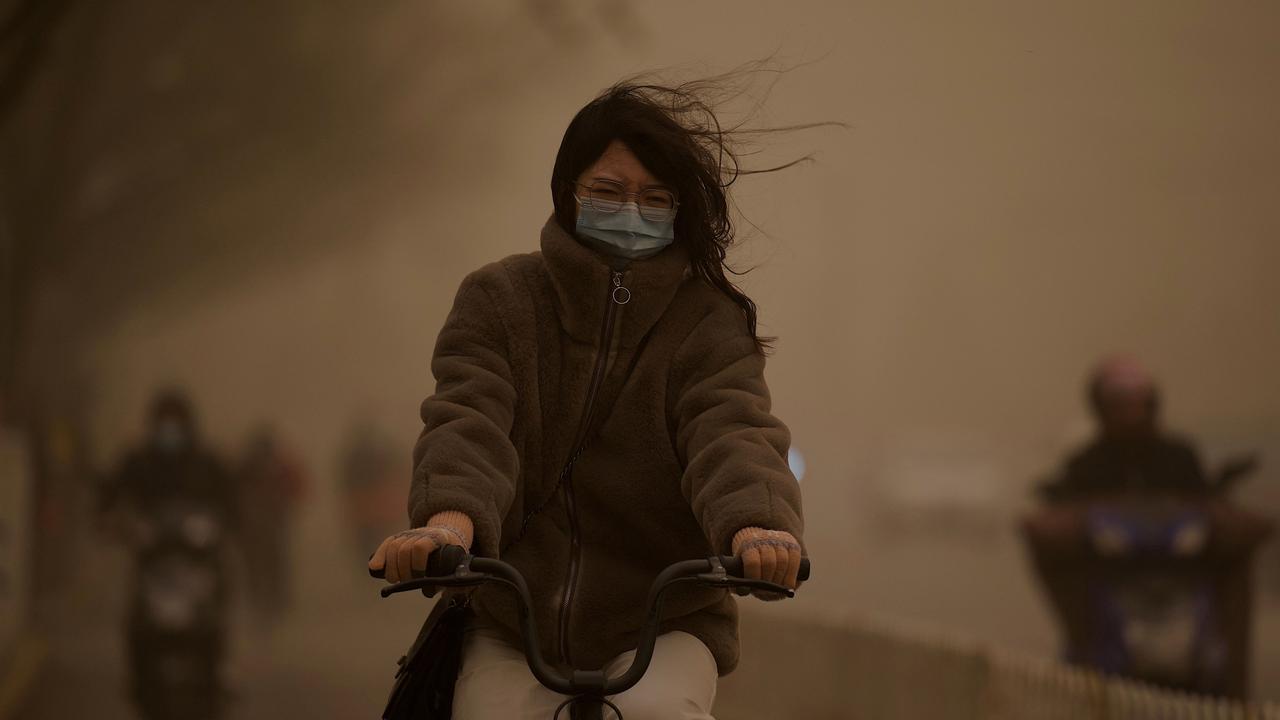 Pequim. Sufocada por uma tempestade de areia e poluição