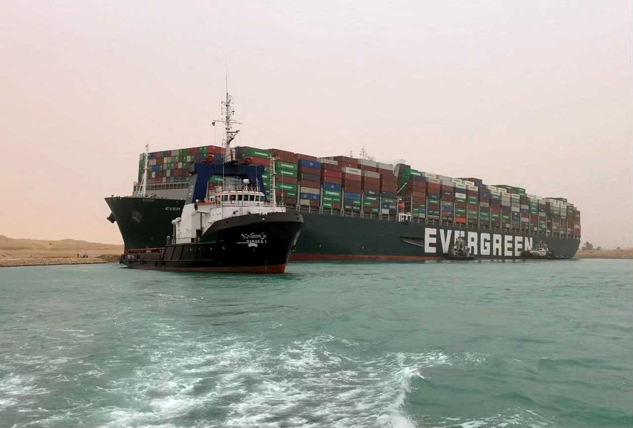 Navio bloqueia tráfego marítimo após ficar encalhado no Canal do Suez