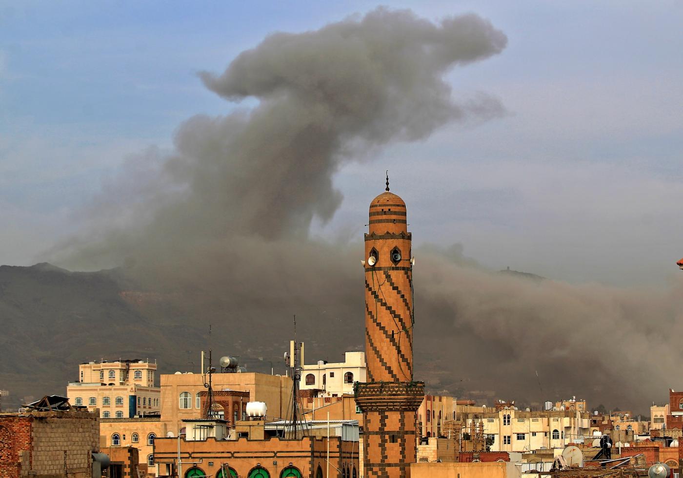 Arábia Saudita bombardeia capital iemenita