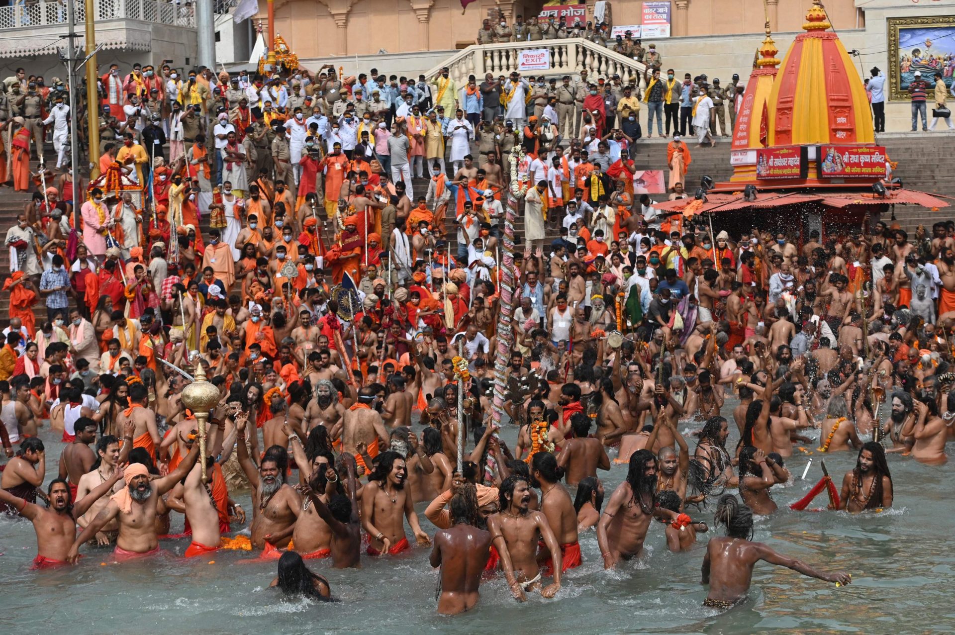 Milhares de pessoas celebram festival religioso na Índia apesar da pandemia de covid-19