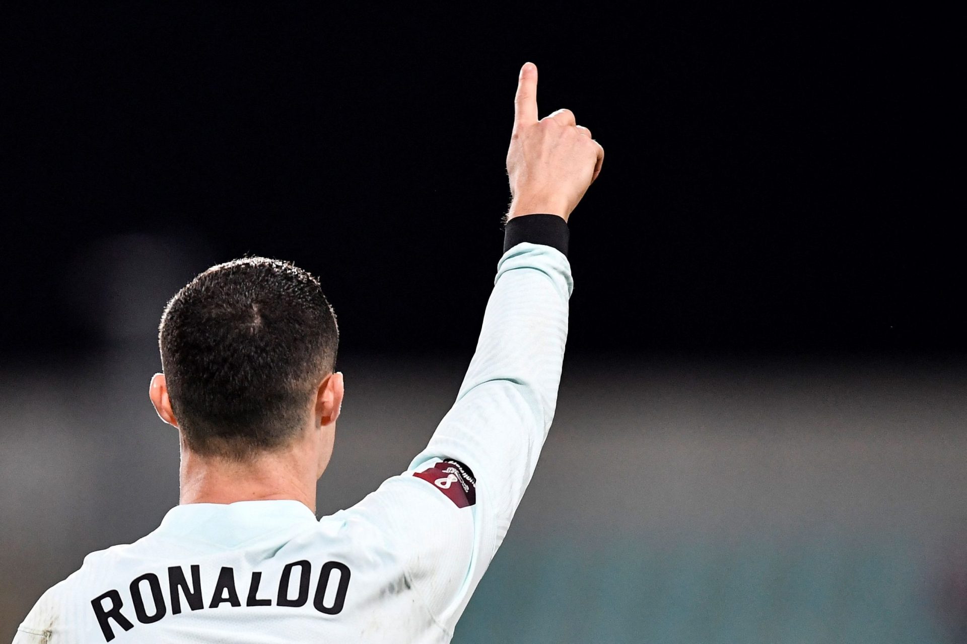 Braçadeira de Cristiano Ronaldo rende 64 mil euros no leilão