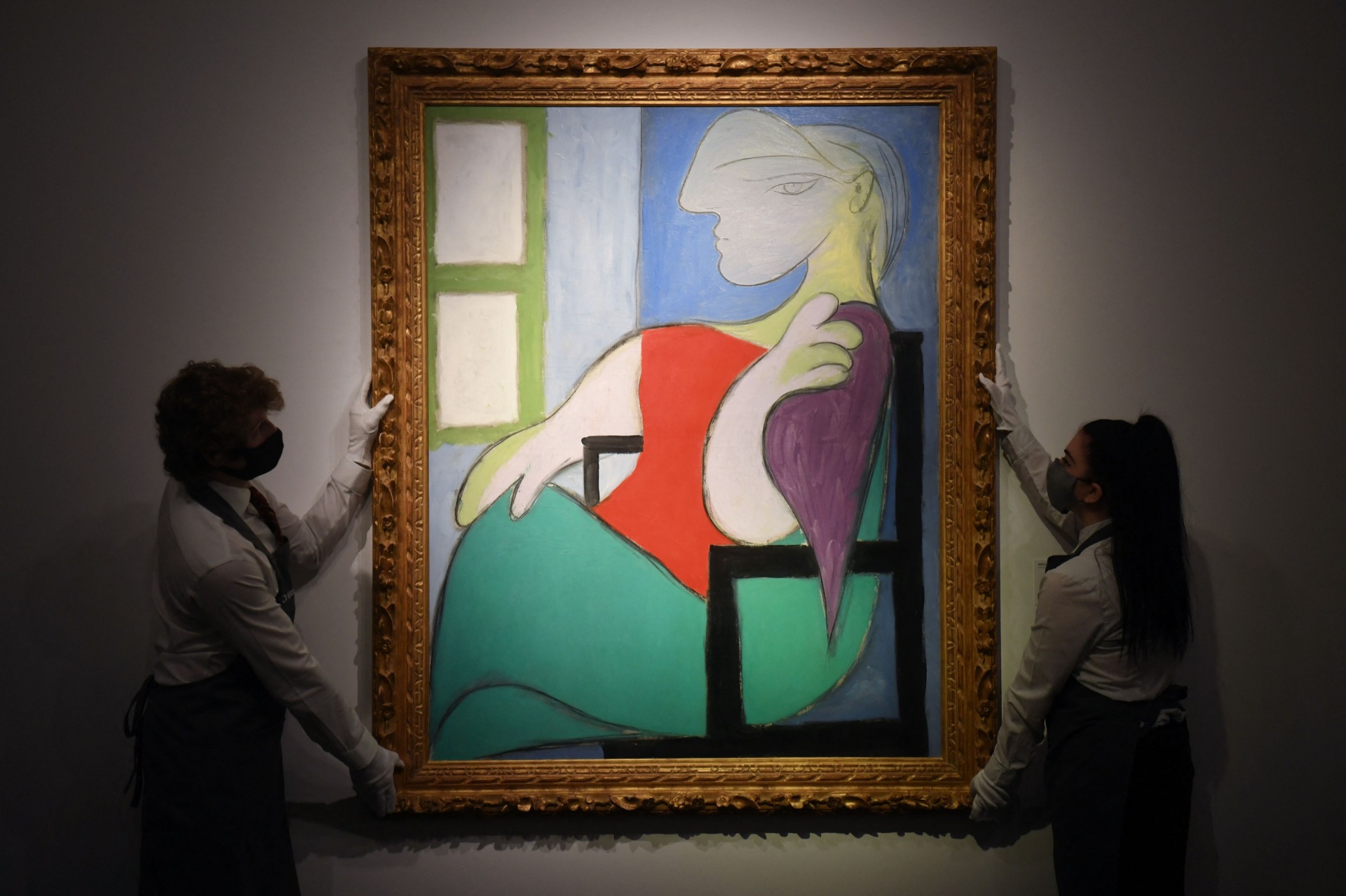 “Mulher sentada junto a uma janela” de Pablo Picasso vendida em leilão por 85 milhões de euros