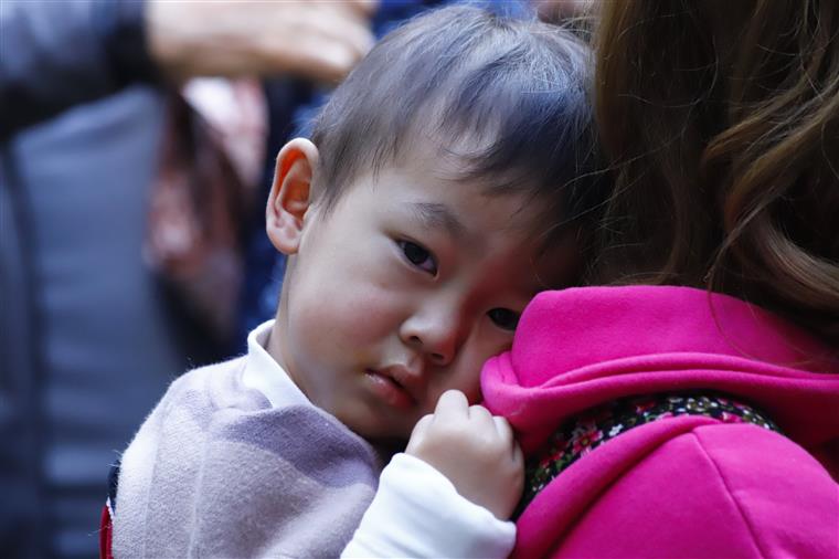 Chineses já podem ter  três filhos, mas muitos não têm condições para tal