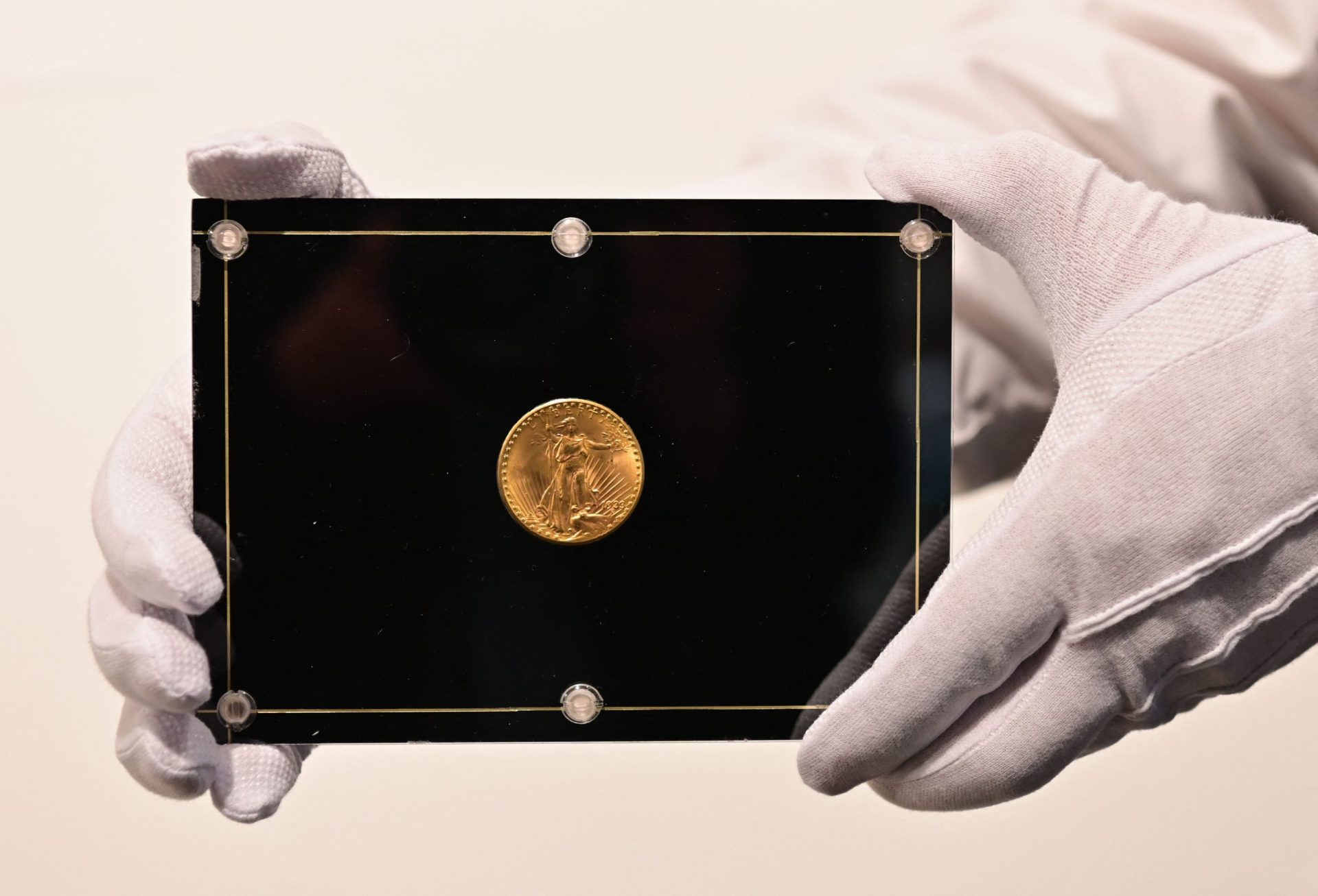 Uma moeda de ouro de 1933 torna-se a mais cara do mundo ao ser vendida por 15,5 milhões de euros