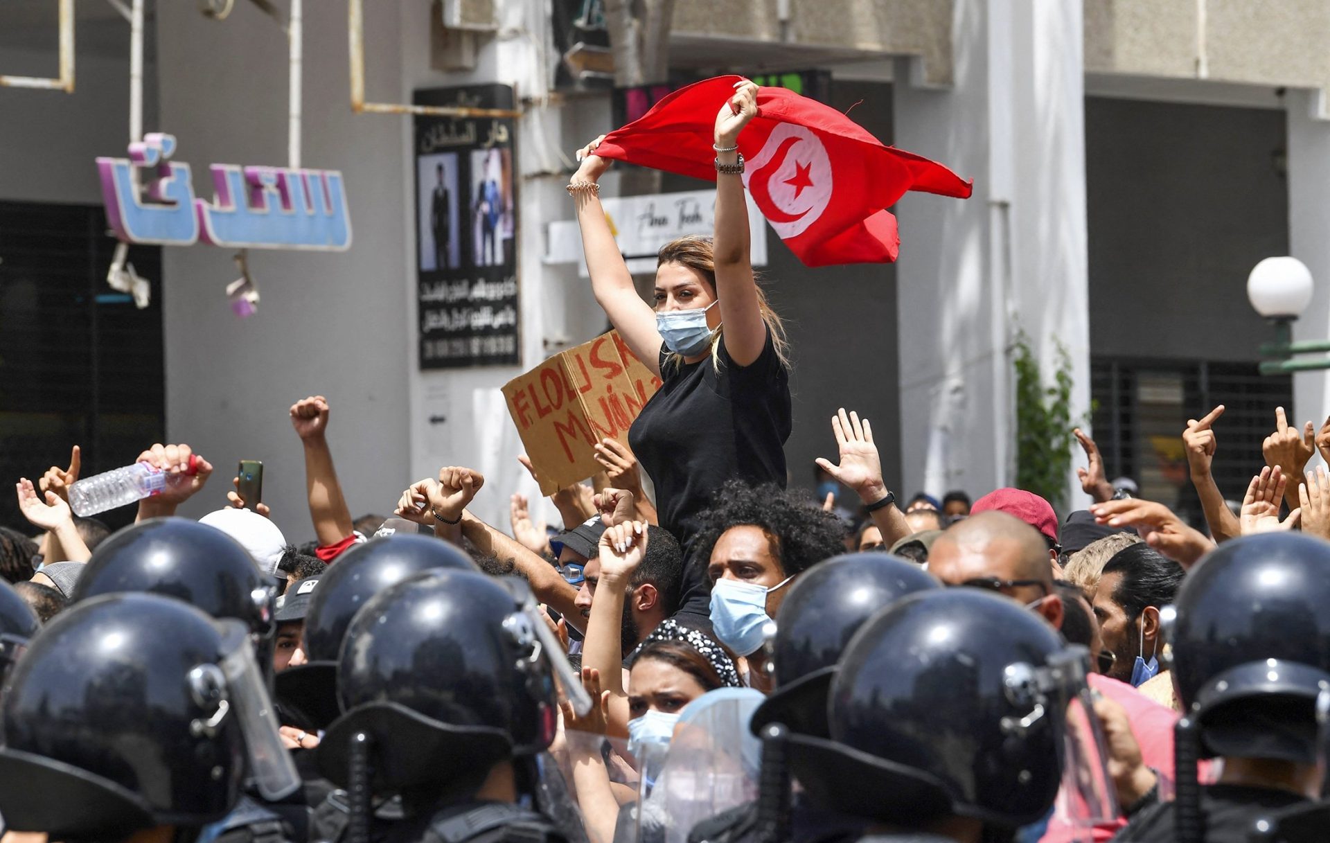 Tunísia em convulsão com a dissolução do Parlamento