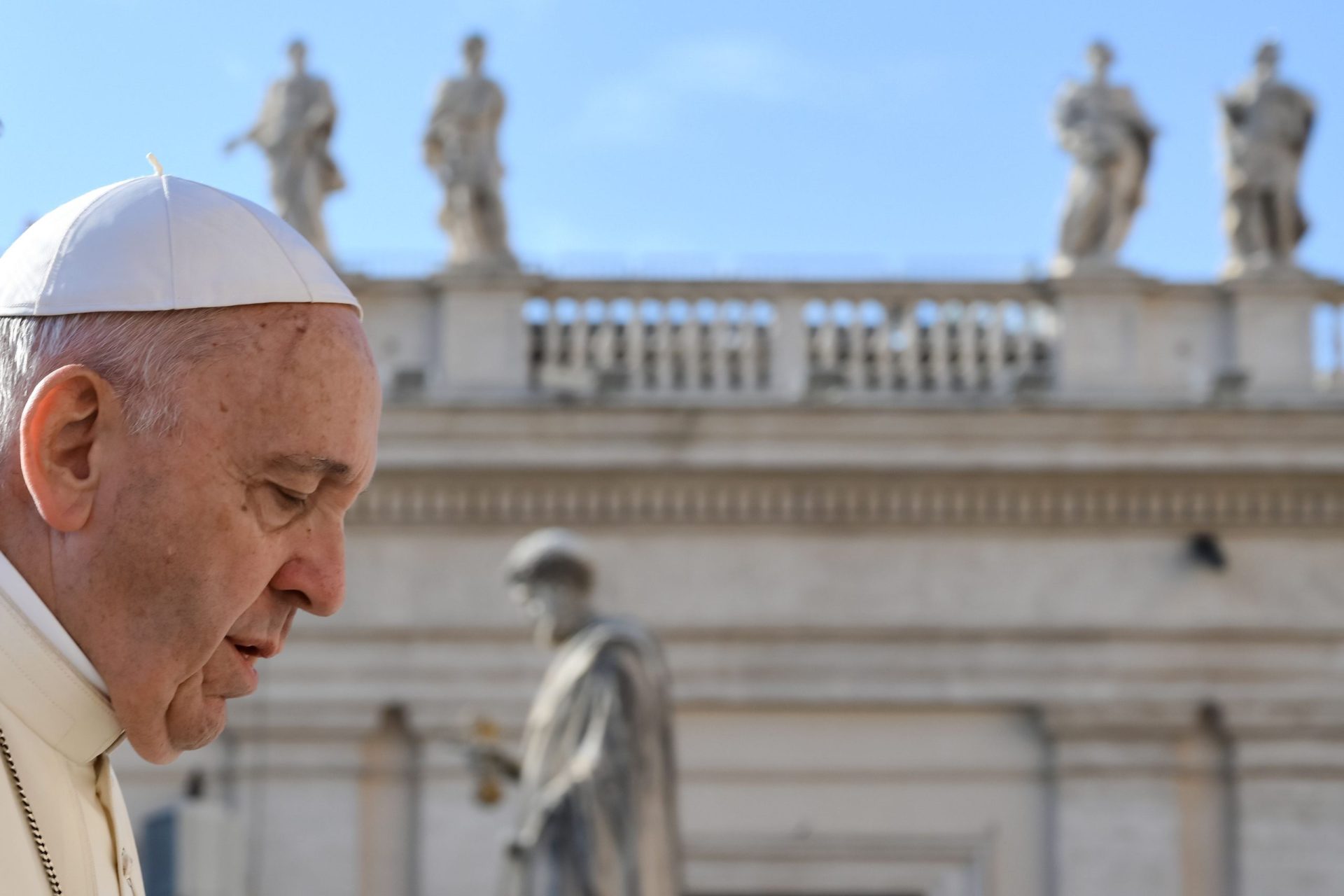 Vaticano. Papa hospitalizado para cirurgia ao cólon