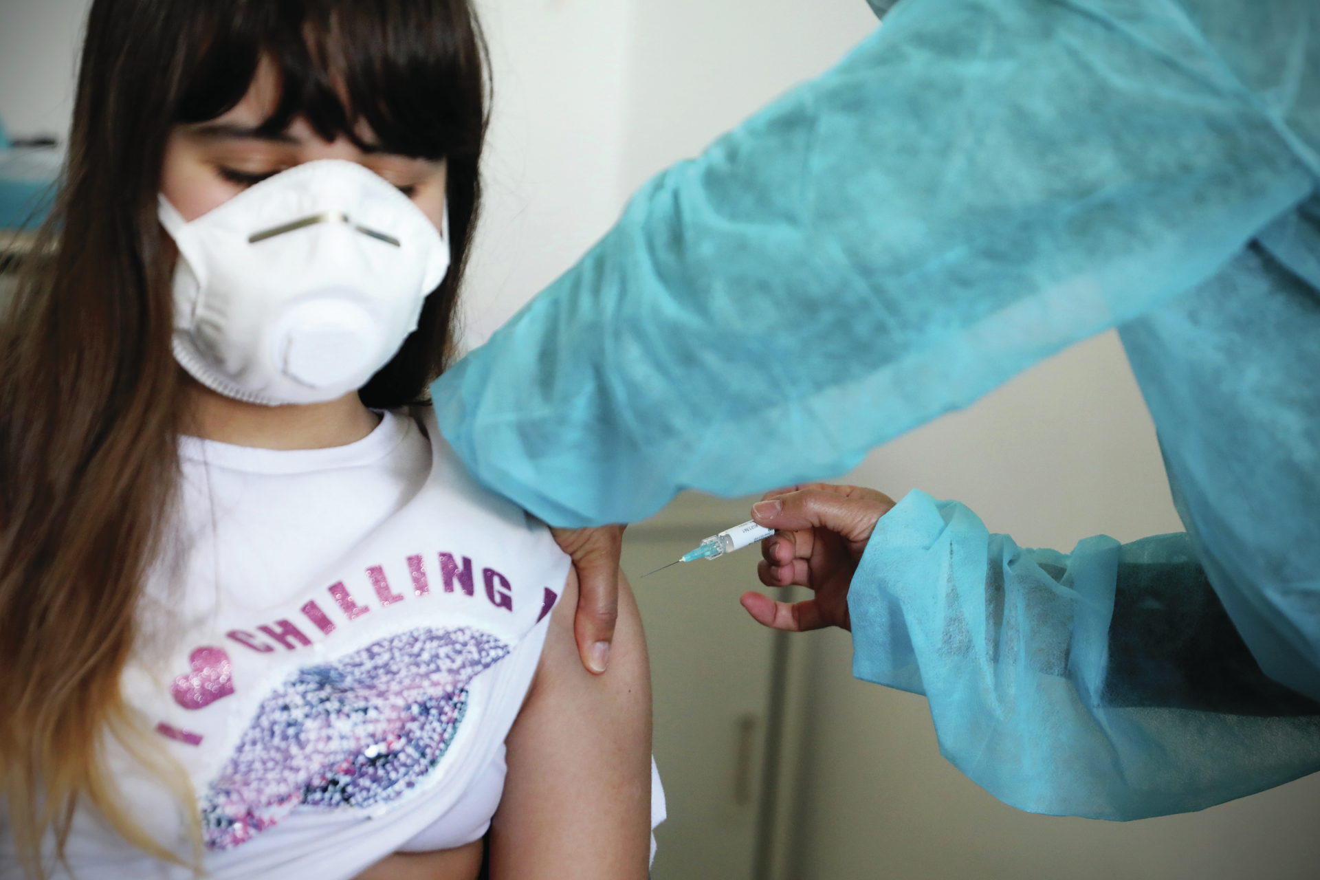 Quão urgente é vacinar crianças e jovens contra a covid-19?