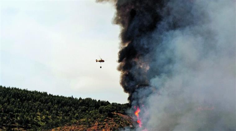 Incêndios devastam sul da Europa e obrigam a retirar moradores e turistas