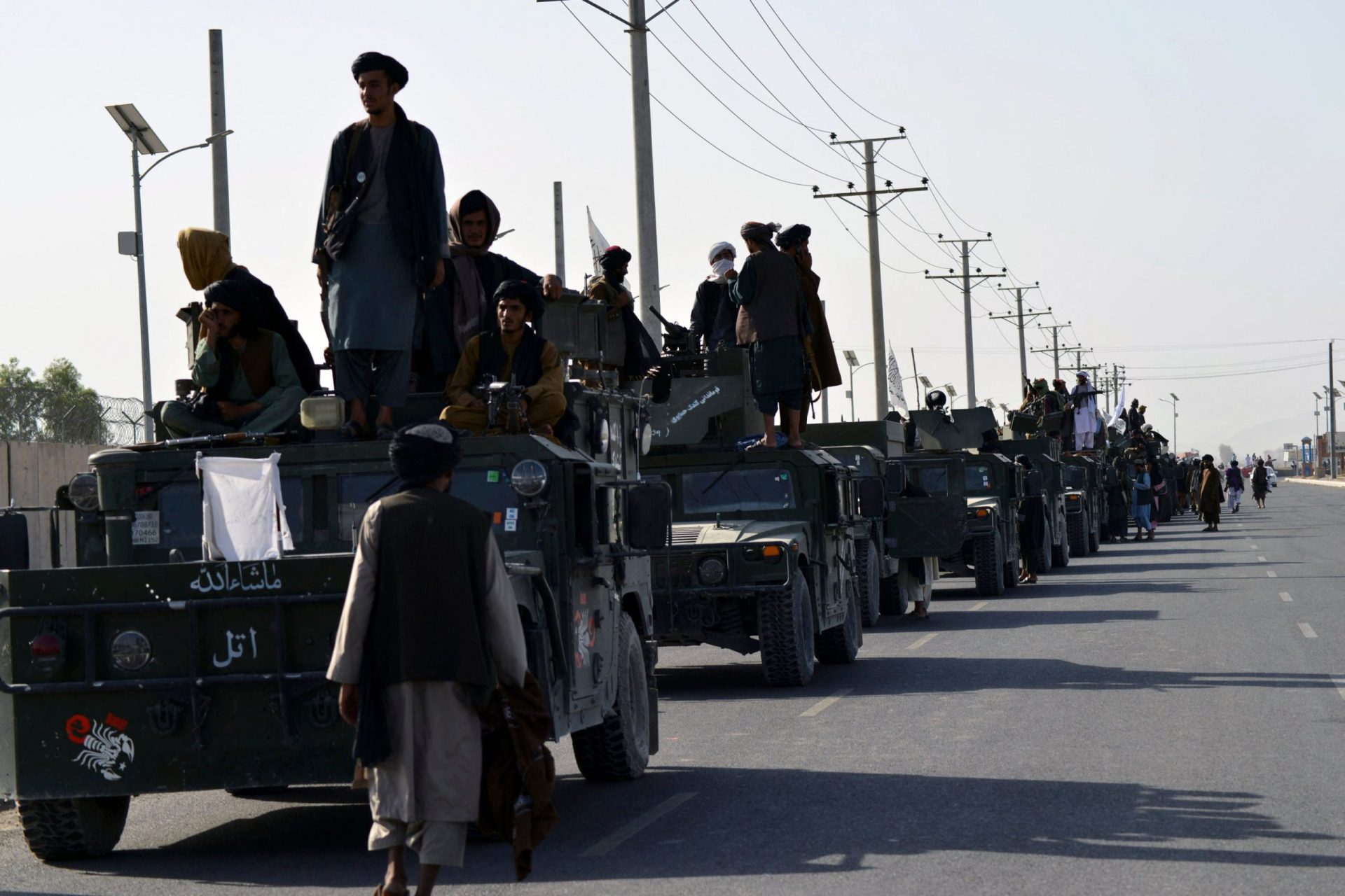 Talibãs exibem equipamento americano na sua parada da vitória