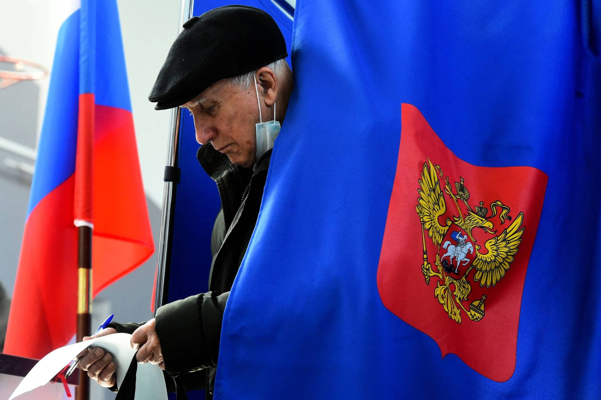 Partido de Putin vence eleições marcadas por alegações de fraude