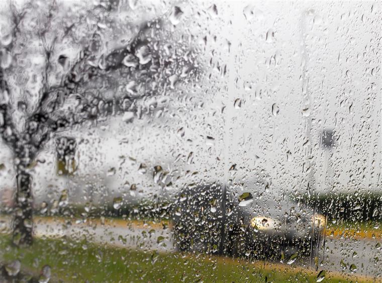 Chuva e vento forte colocam cinco distritos de Portugal continental sob aviso laranja