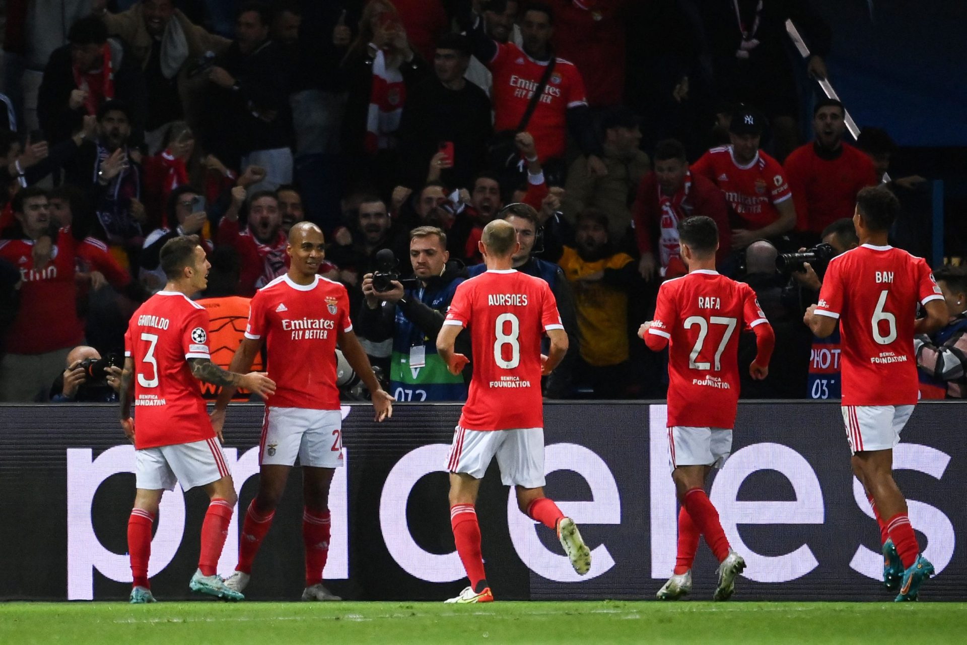 Benfica empata em Paris e está a um passo dos oitavos na Champions