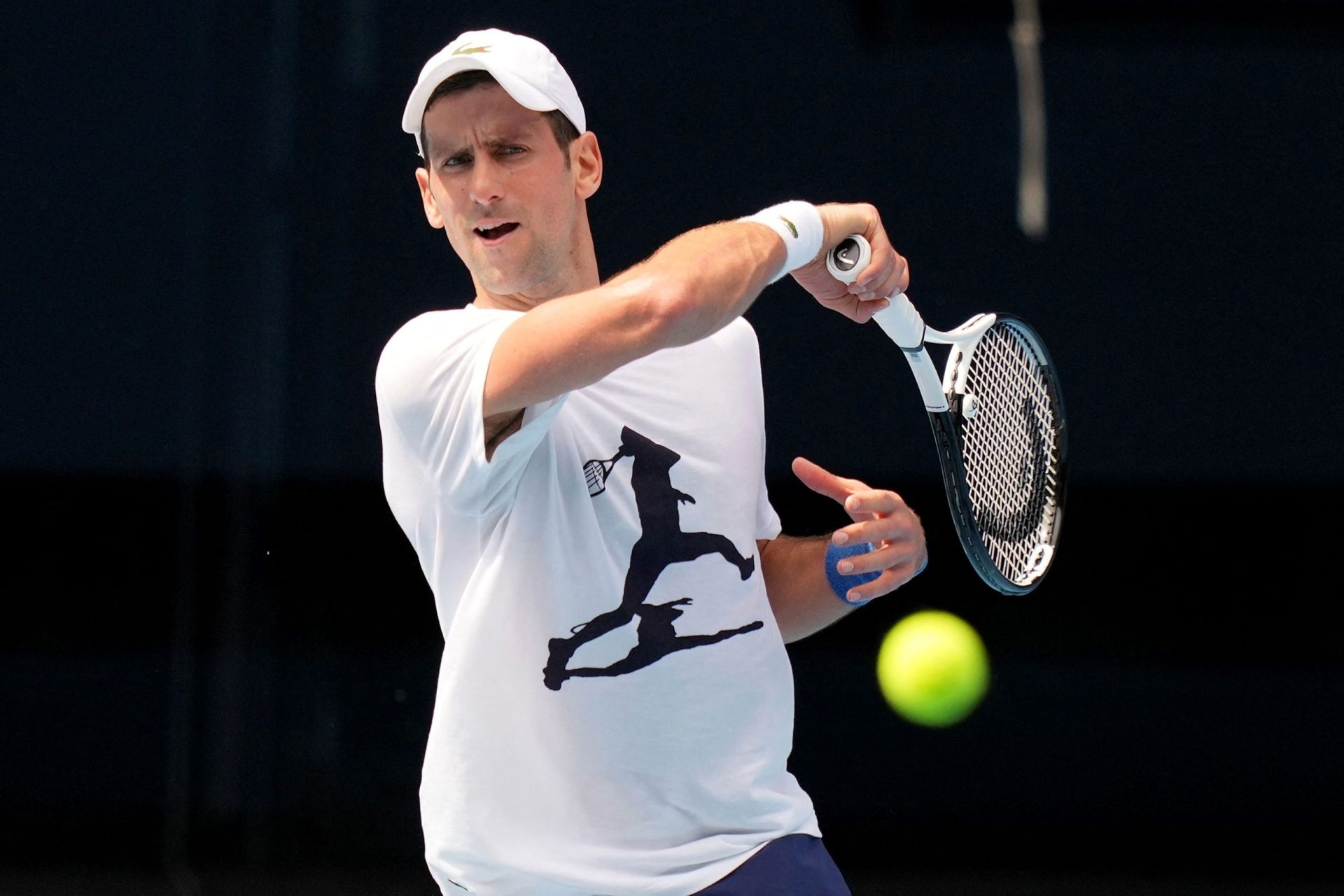 Novak Djokovic vence batalha, mas pode não ganhar a guerra
