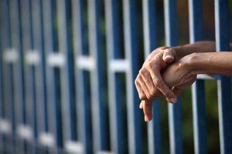 Greve das chefias da guarda prisional ameaça deixar cadeias “sem comando”
