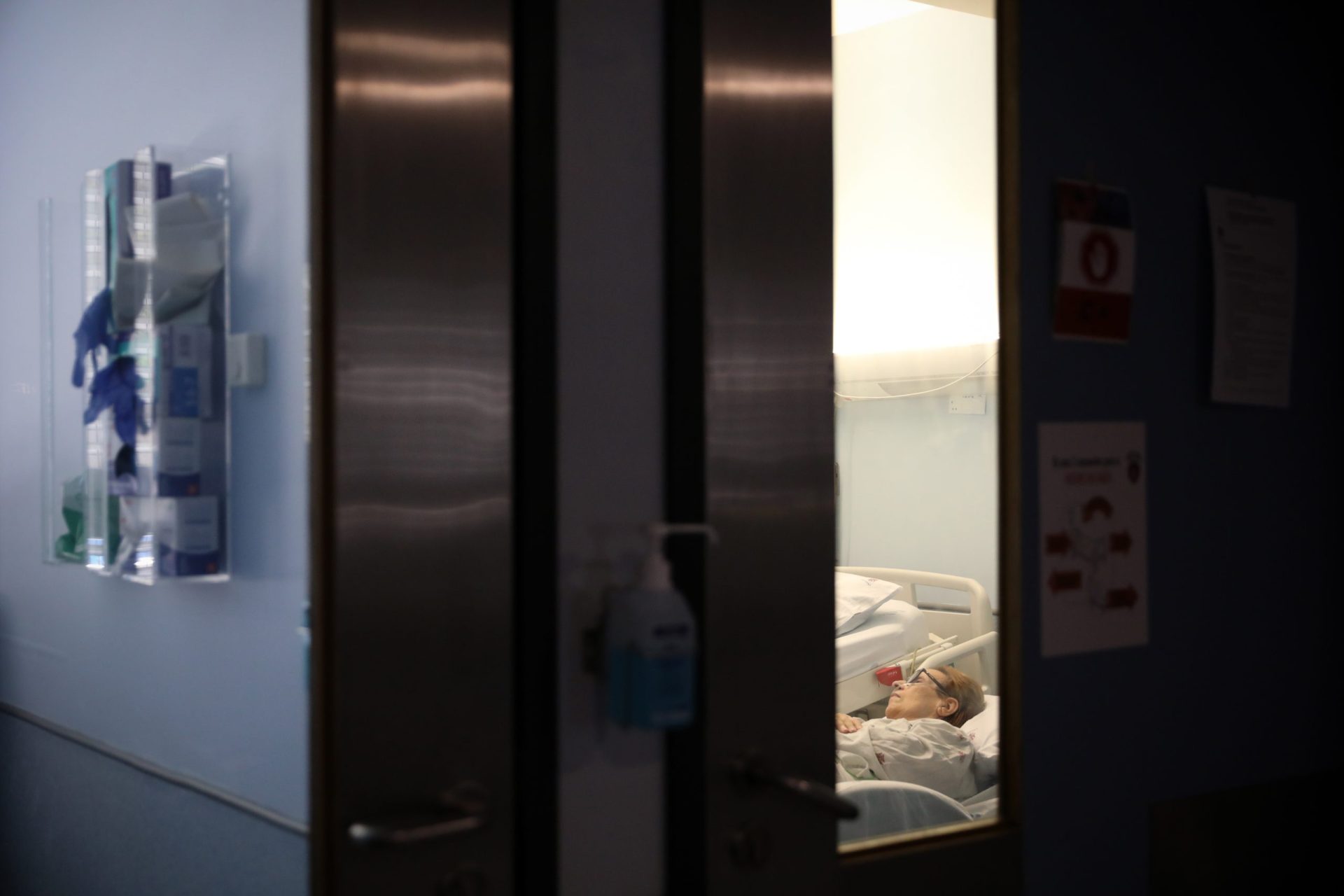 Hospitais em Lisboa e no Porto com mais doentes com covid-19 internados por outros motivos