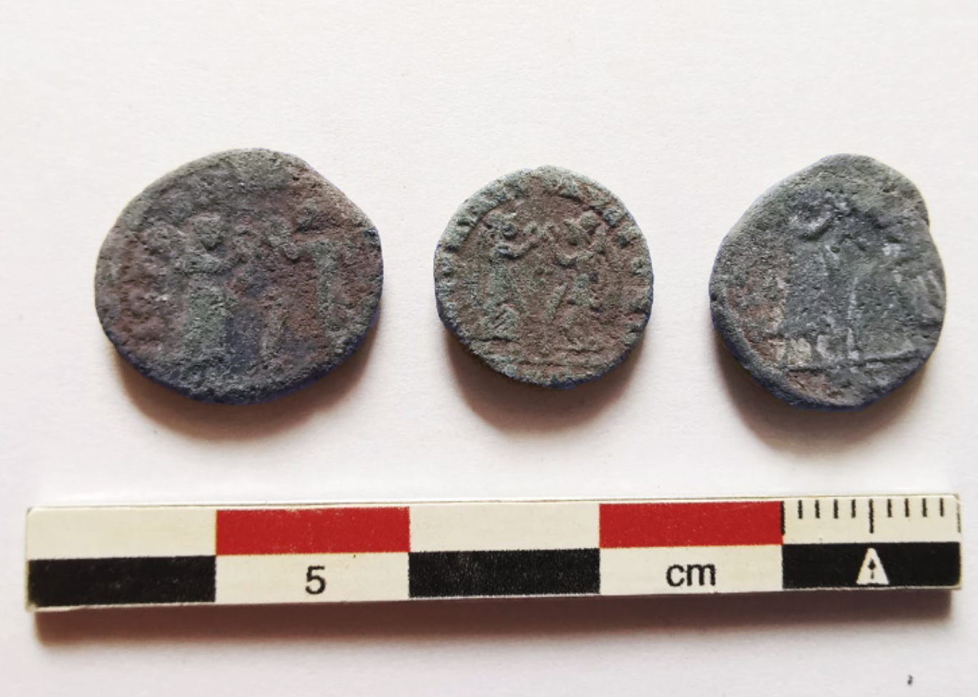 Texugo que procurava comida descobre moedas romanas com mais de 16 mil anos