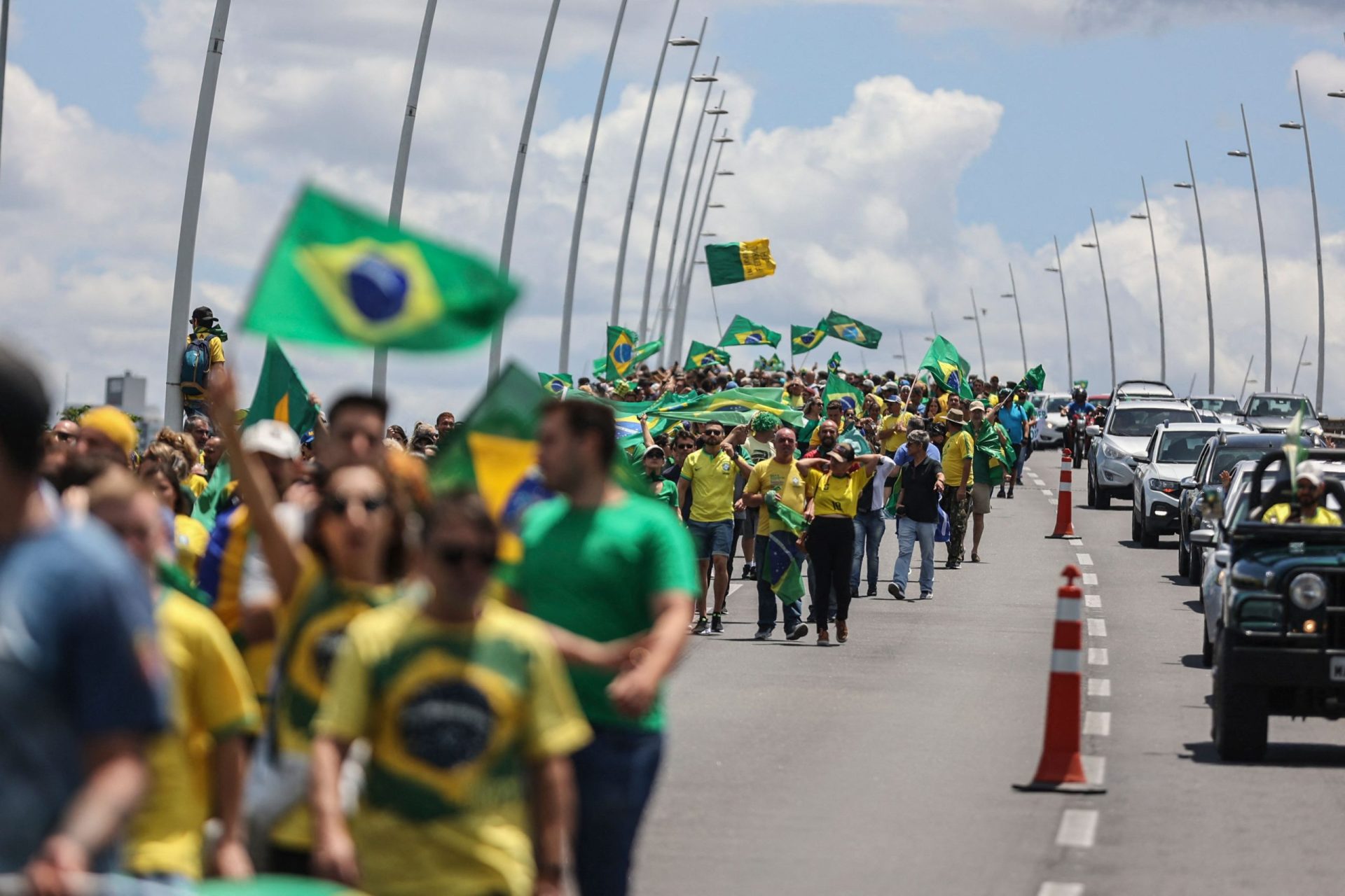 Apesar da capitulação de Bolsonaro, estradas estão paralisadas