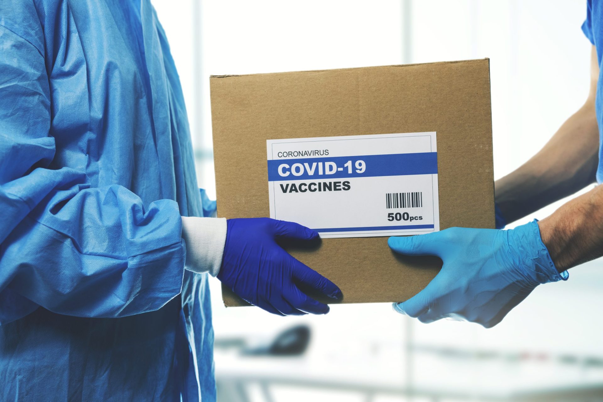 Enfermeira detida por fingir administrar vacina contra a covid-19