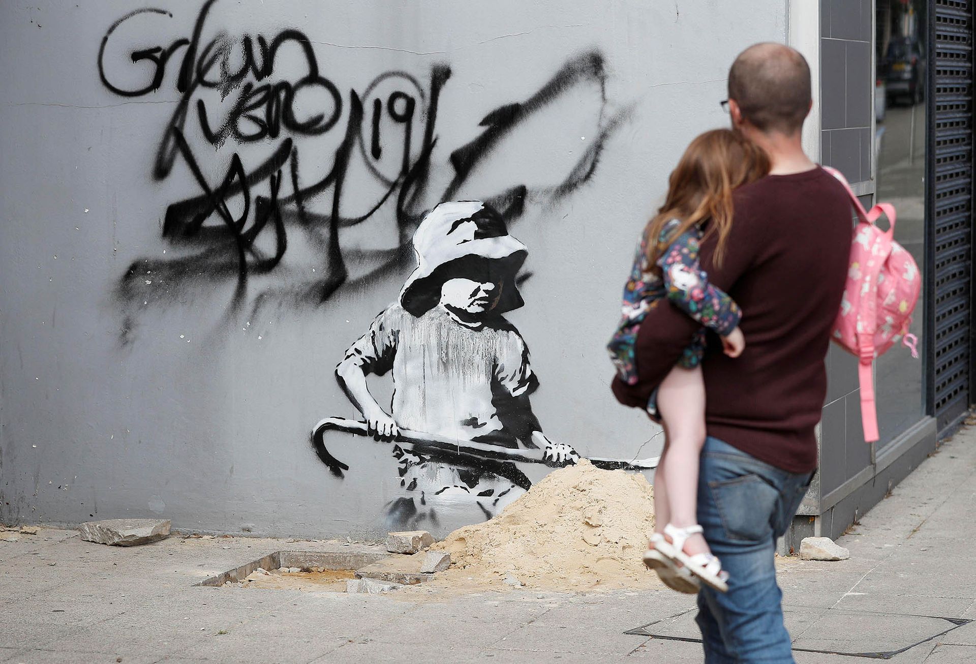 Obra que Banksy pintou numa loja foi vendida a um comprador privado depois de ser removida pelos proprietários
