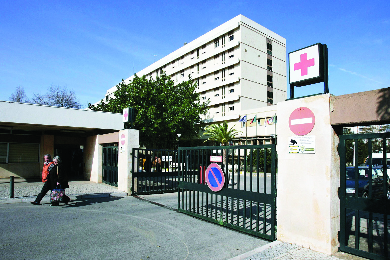 Troca de cadáveres. Hospital de Faro cremou cidadã francesa no lugar de sem-abrigo inglês