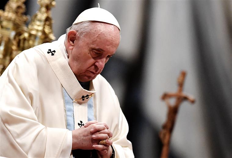 Papa Francisco desloca-se a uma loja de discos em Roma