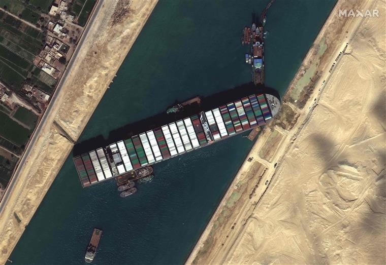 Canal do Suez com receitas recorde em 2021
