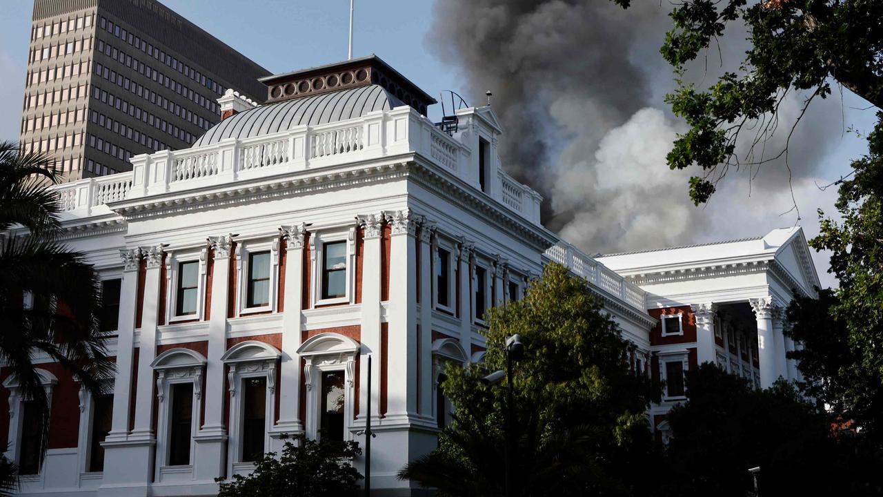 África do Sul. Fogo põe em risco os tesouros históricos do Parlamento