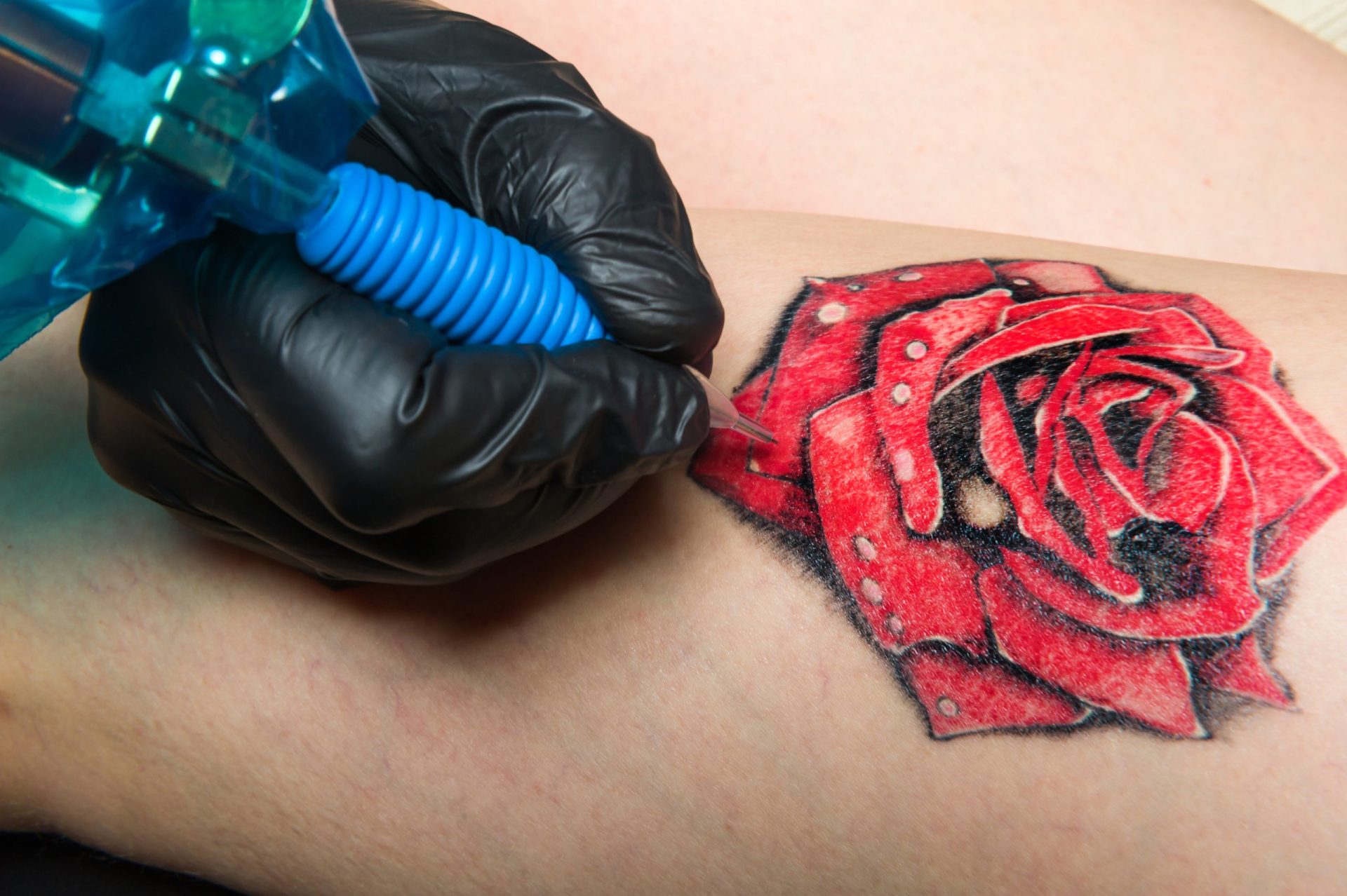 Novas regras na UE acerca de tintas para tatuagens. “Não se pode brincar com a saúde pública”