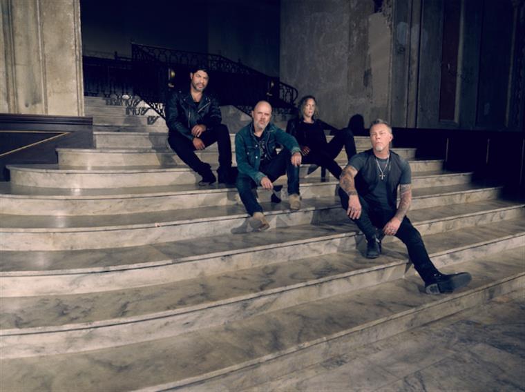Grupo Metallica recorre a cães pisteiros para detetar covid-19 em digressão