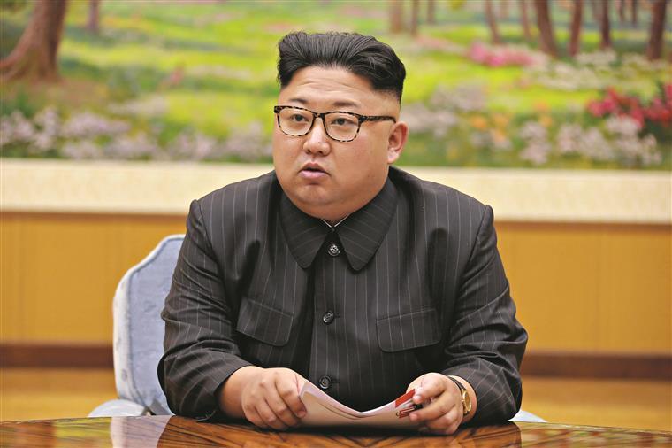 Kim Jong-Un obriga centenas de pessoas a ouvir discurso celebrativo ao ar livre com 15 graus negativos
