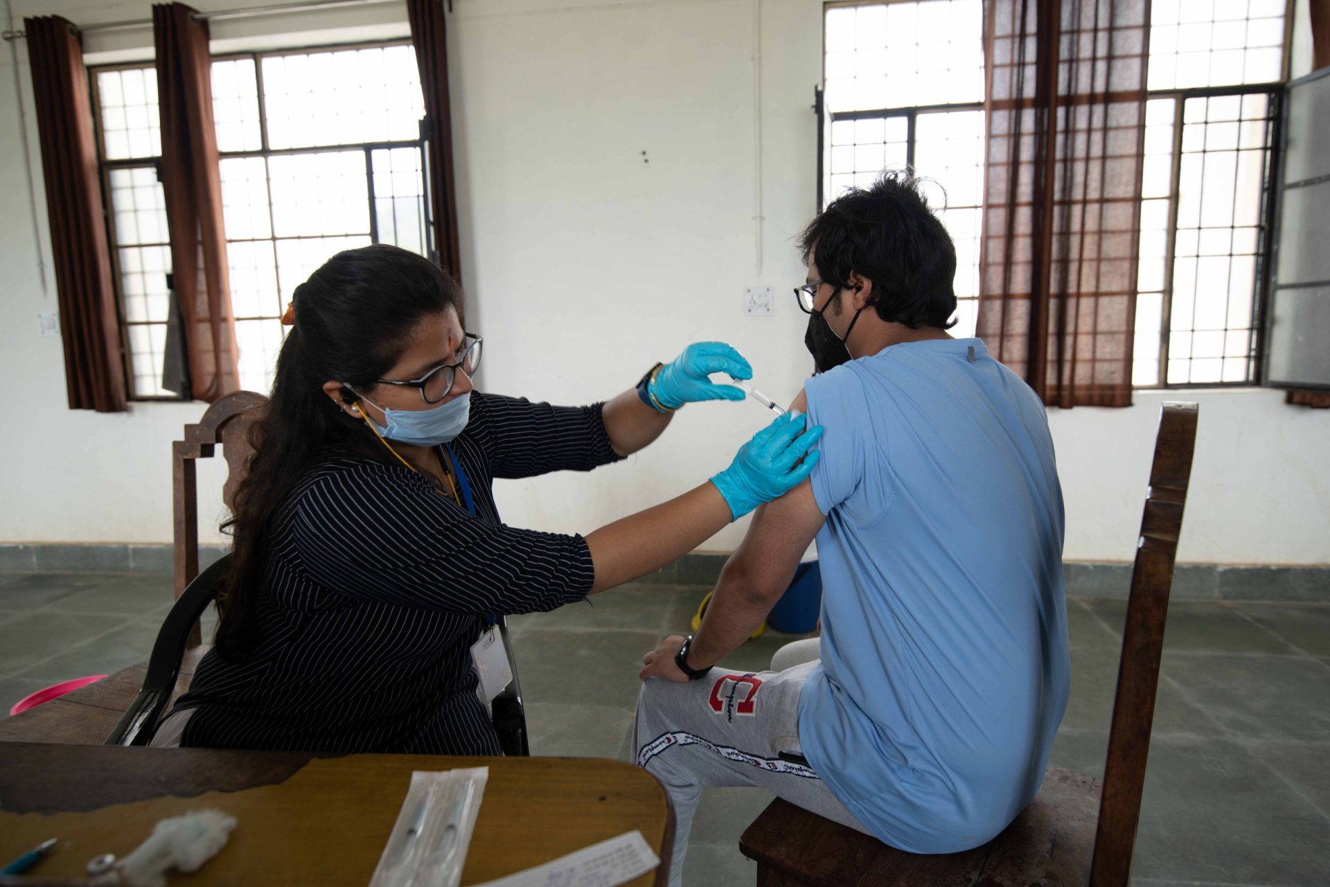 Profissionais de saúde da Índia alegam fraude generalizada no certificado de vacinas