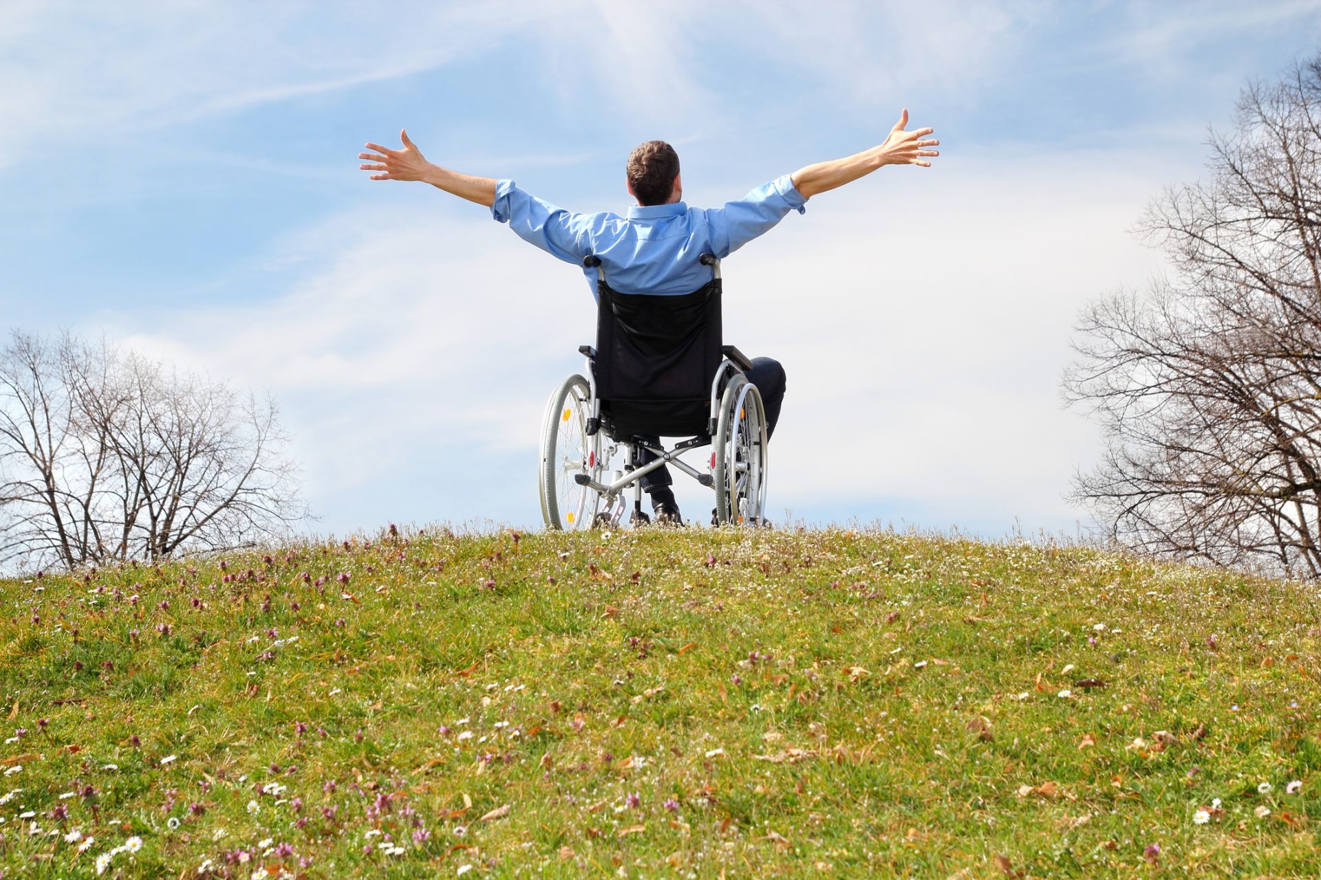Homem deixa cadeira de rodas após ficar curado com tratamento de elétrodos na medula espinal