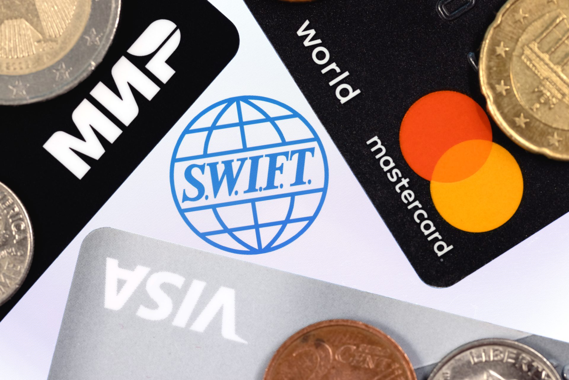 Falências à vista na banca após bloqueio do sistema de pagamentos SWIFT