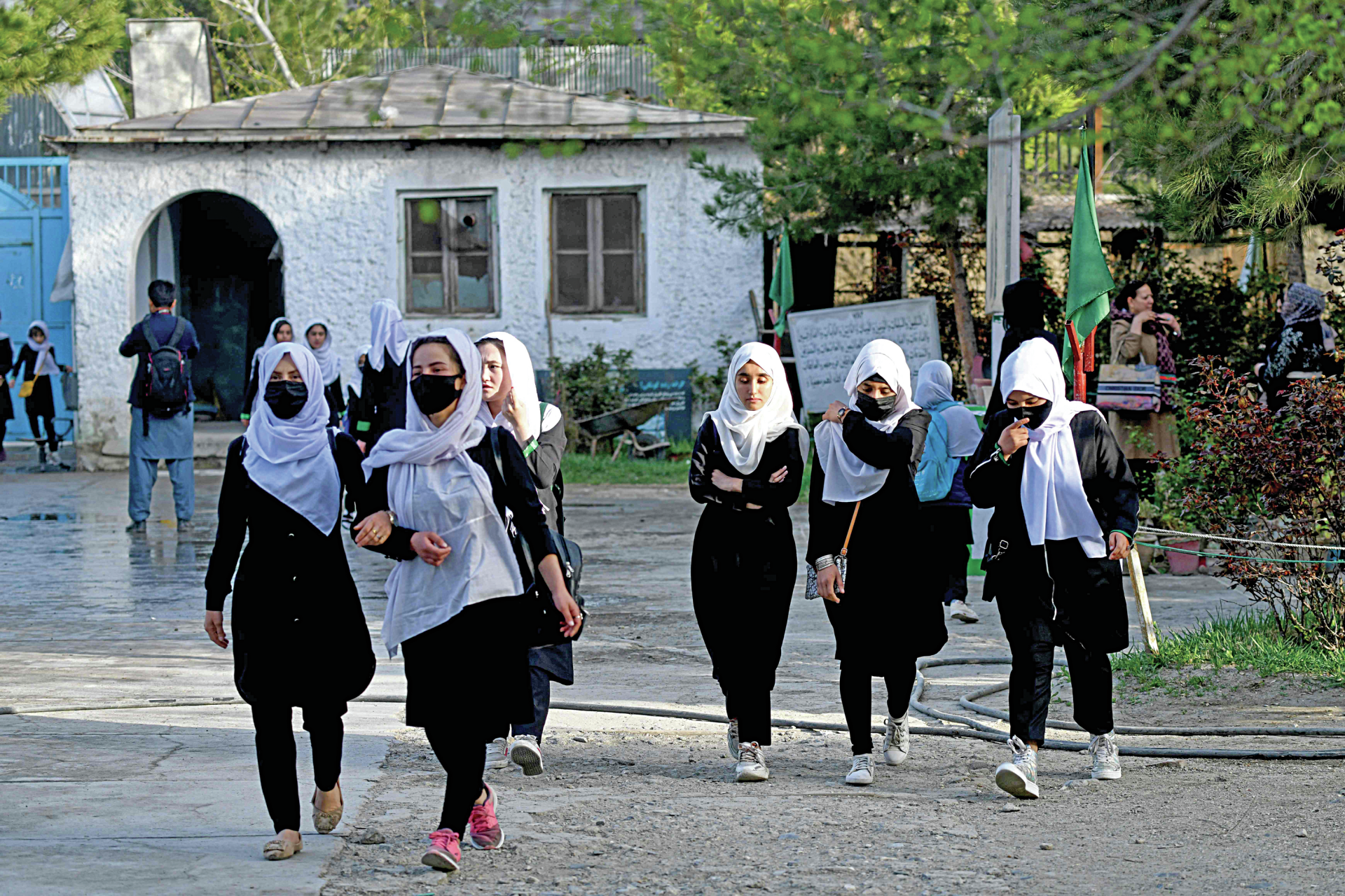Talibãs voltam a proibir mulheres de receber educação