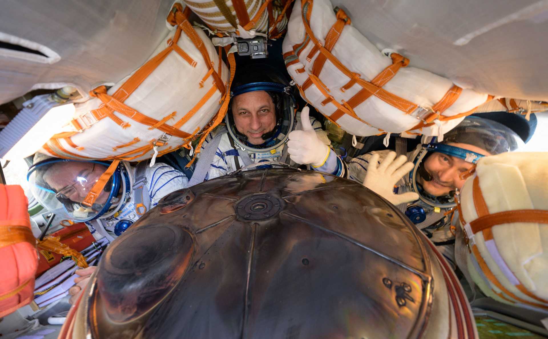 Cosmonautas russos e astronauta americano regressaram juntos à Terra em nave russa