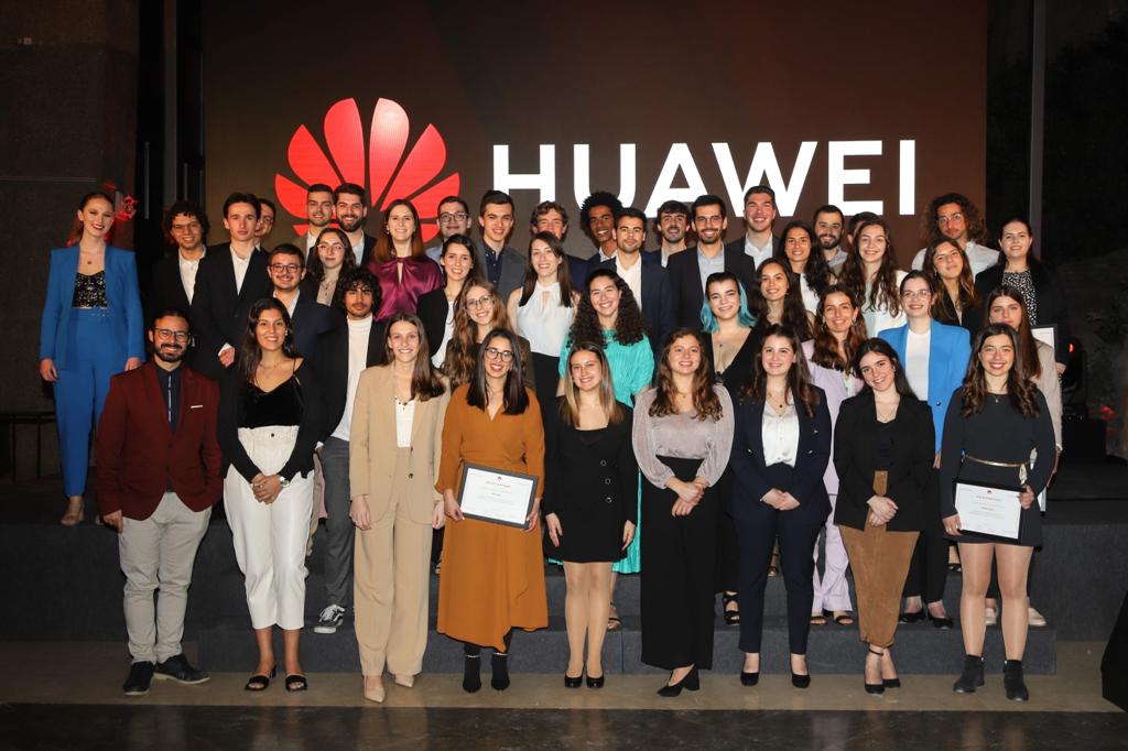 Huawei entrega 50 bolsas a estudantes universitários