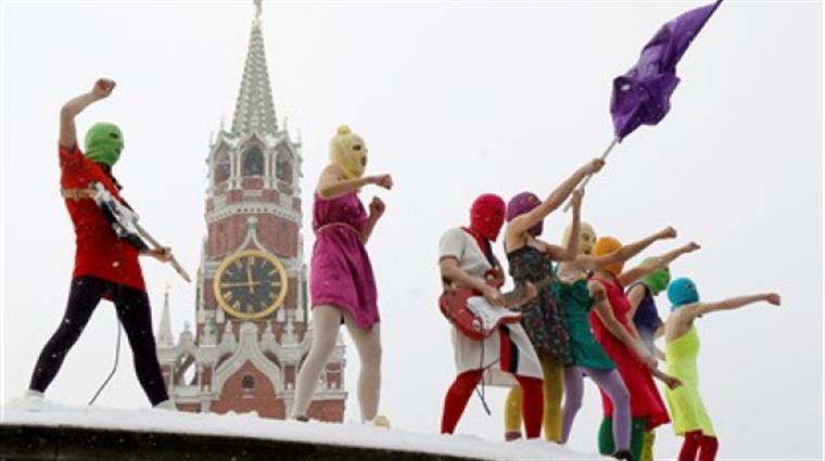 Pussy Riot, grupo opositor de Vladimir Putin, atua em Portugal em junho