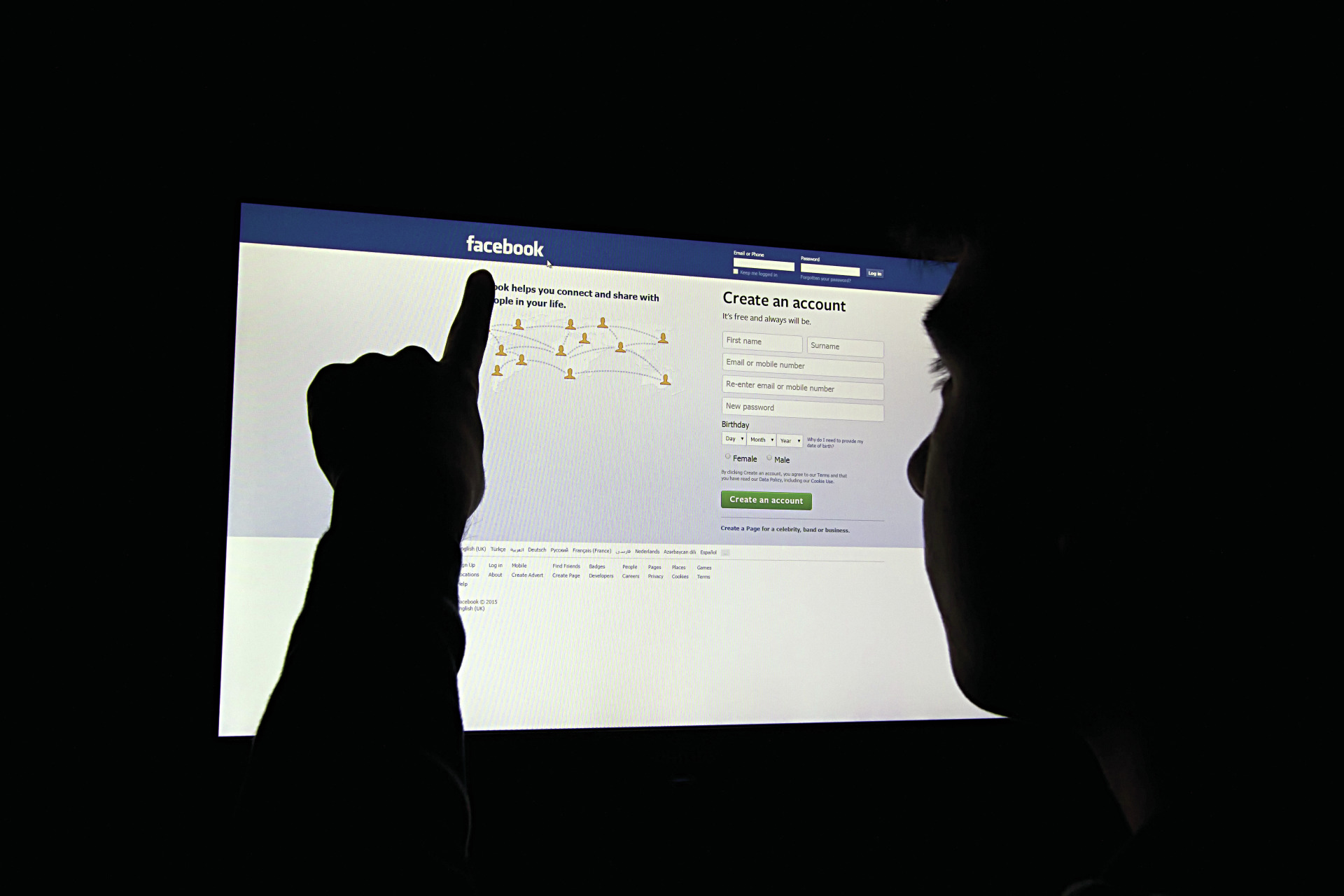 Ex-moderador do Facebook vive “filme de terror” após trabalhar em “ambiente perigoso e degradante”