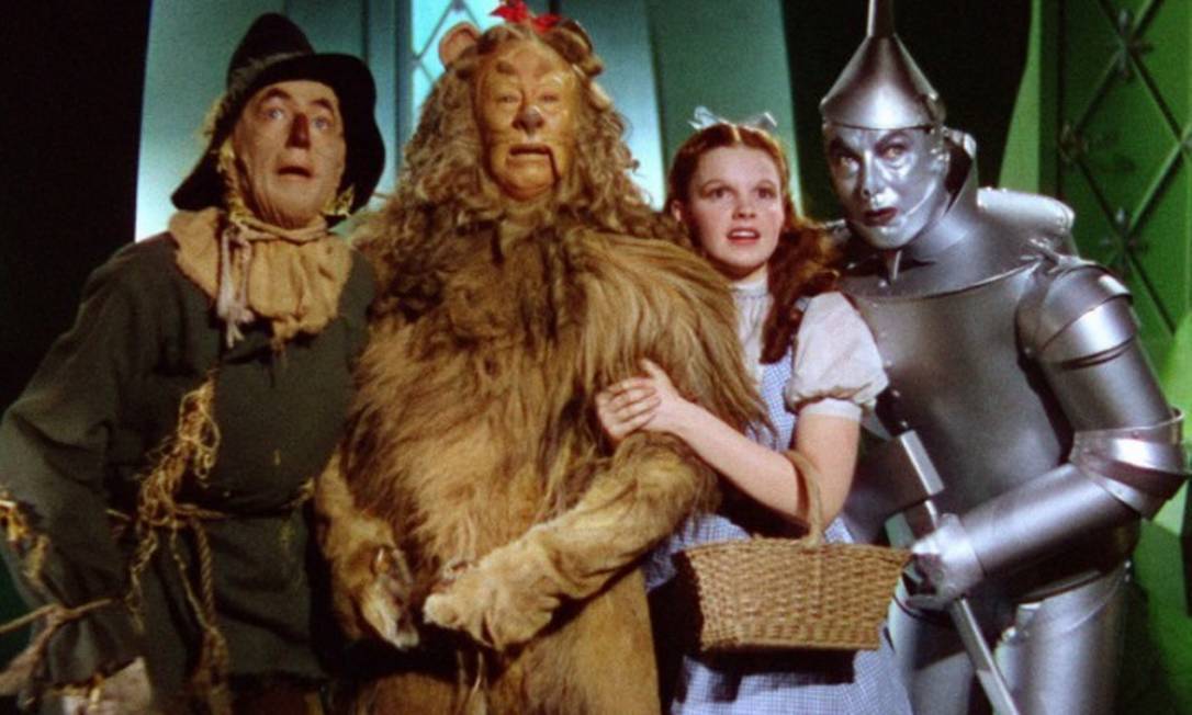 Leilão do vestido usado por Judy Garland no filme ‘O Feiticeiro de Oz’ é cancelado por juiz dos EUA