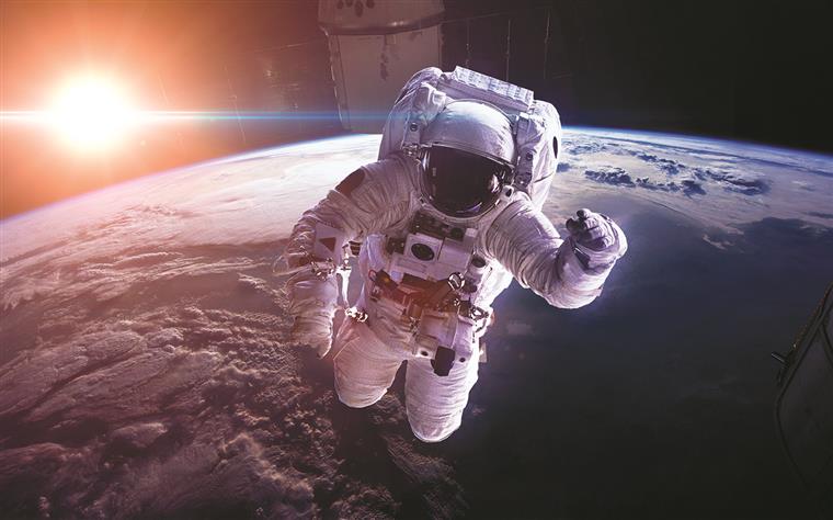 Astronauta alemão regressa da ISS e garante que guerra é visível “a olho nu” no espaço