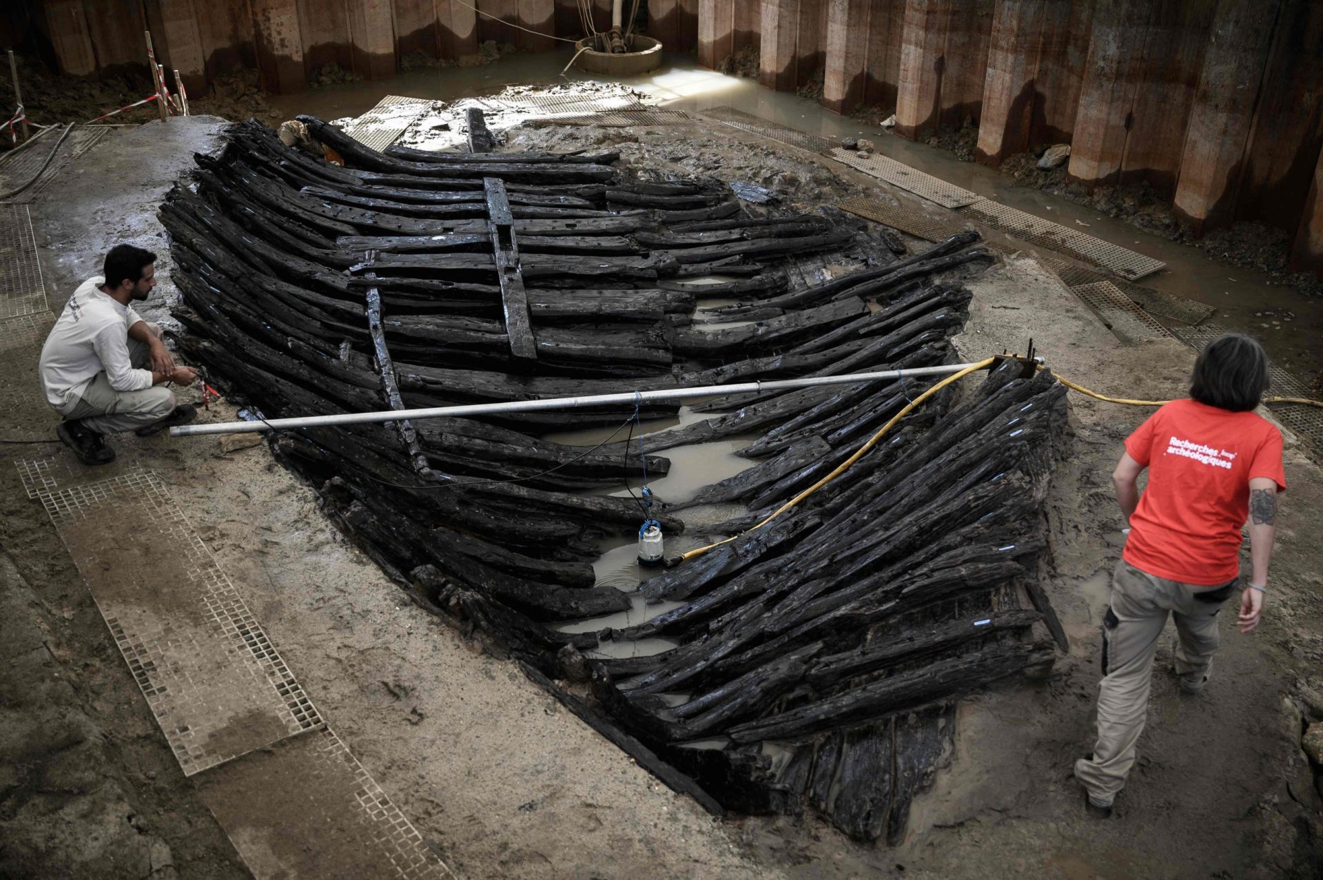 Arqueólogos desenterram navio com 1300 anos