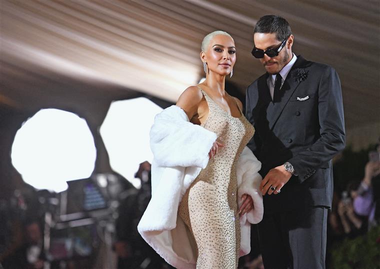Kim Kardashian foi acusada de estragar vestido de Marilyn Monroe na Met Gala