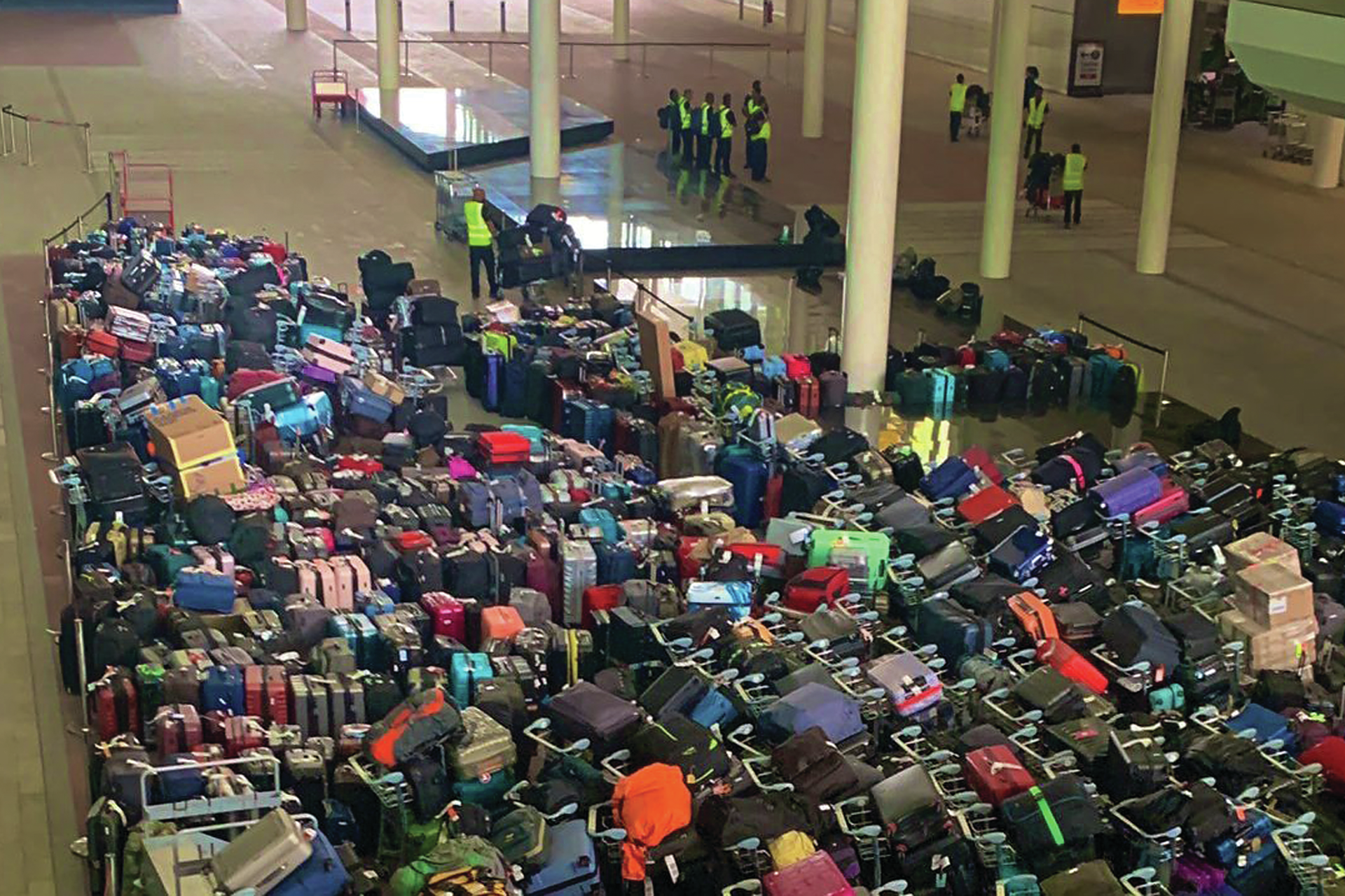 Caos nos aeroportos: Bagagens amontoadas, voos cancelados e longas esperas