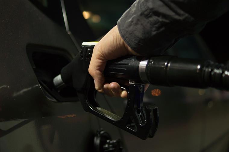 Gasolina mais barata e gasóleo mais caro do que o seu &#8220;preço eficiente&#8221;