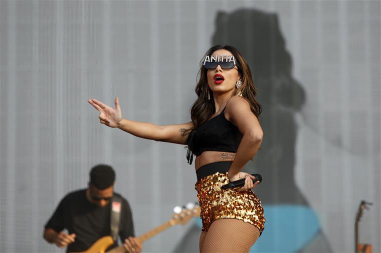 Anitta obrigada a parar concertos durante um mês devido a intervenção cirúrgica
