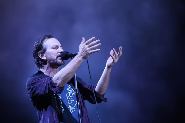 Pearl Jam expulsaram uma fã de um concerto na Suíça