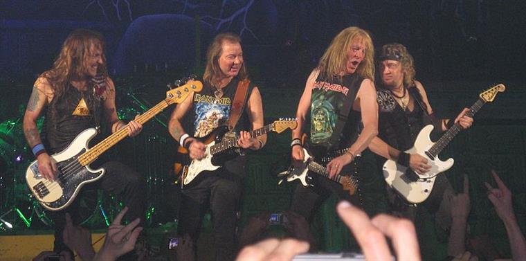 Bruce Dickinson da banda Iron Maiden “arrasa” fã durante concerto em Atenas